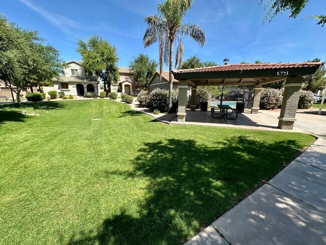 Building Photo - 1912 E Loma Vista St