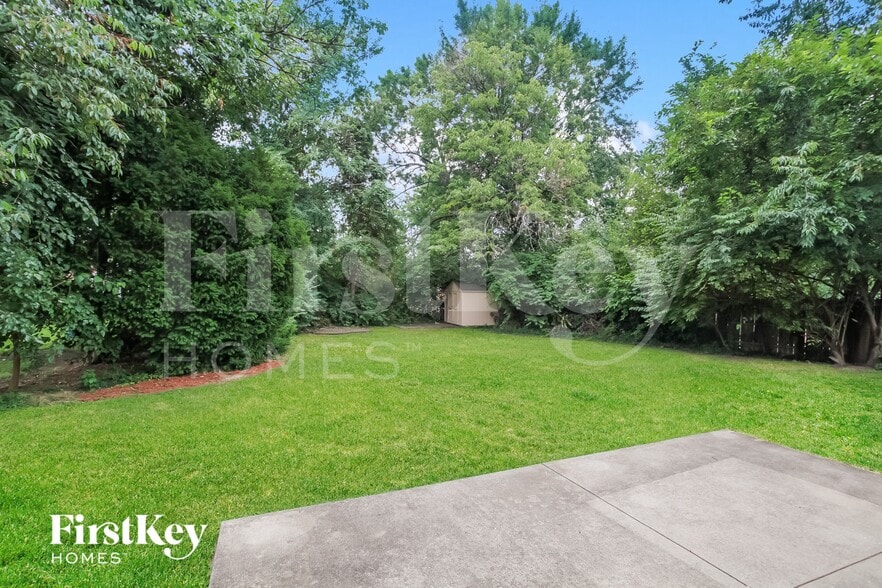 Building Photo - 1015 Thunderbird Dr