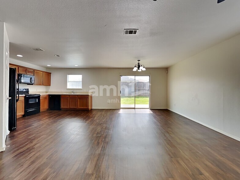 Building Photo - 813 Honey Dew Ln