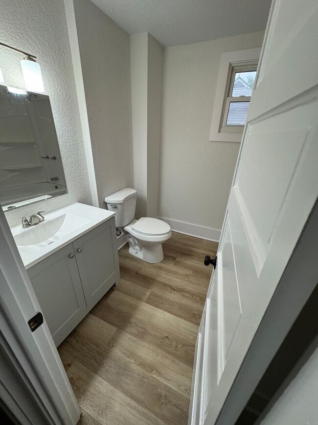 Building Photo - 4 bed 2 bath House