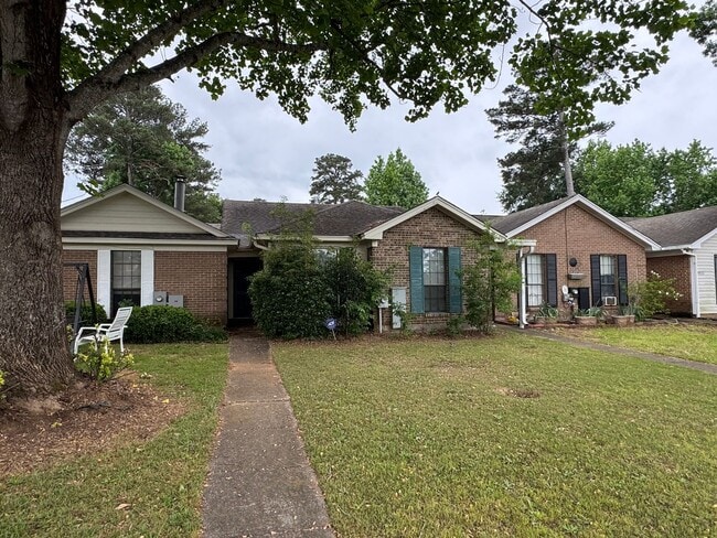Building Photo - Attached Single Level 3 bedroom 2 bath