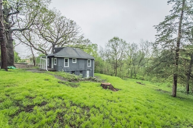 Building Photo - Adorable 2 Bedroom 1 Bath