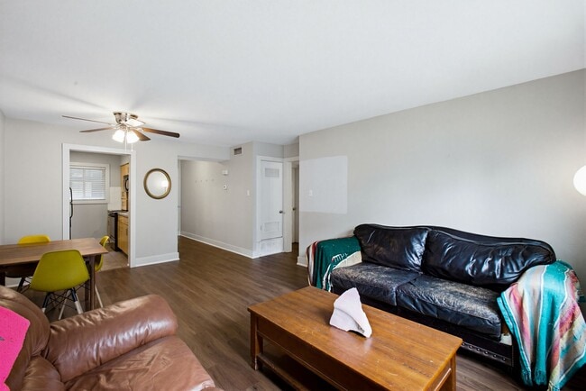 Building Photo - 2 Bed 1 Bath Condo by UT and CapMetro Stop