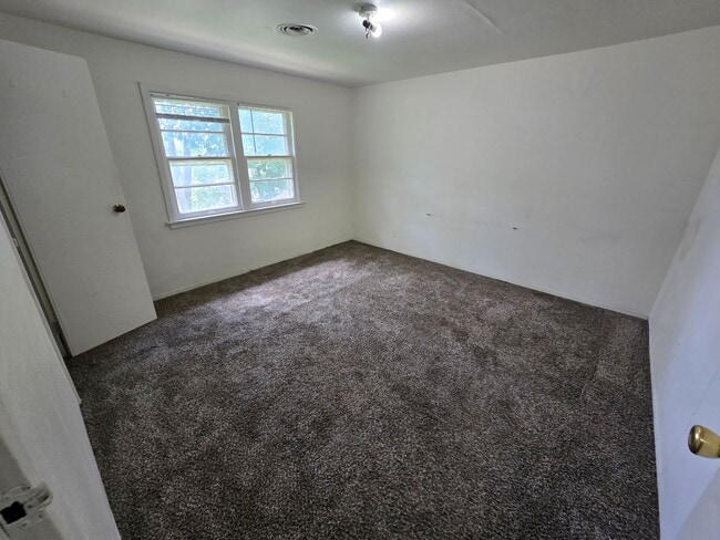 Building Photo - $1100 3 Bed 1 Bath Townhome