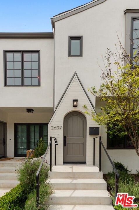 Building Photo - 2607 Beachwood Dr