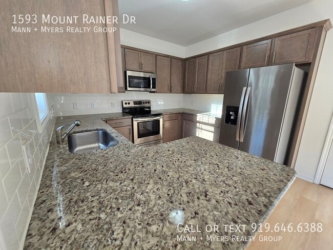 Building Photo - 1593 Mount Rainer Dr
