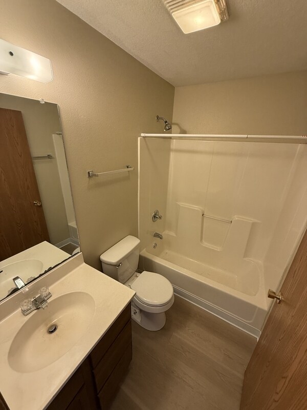 Building Photo - 215 Jewel Dr