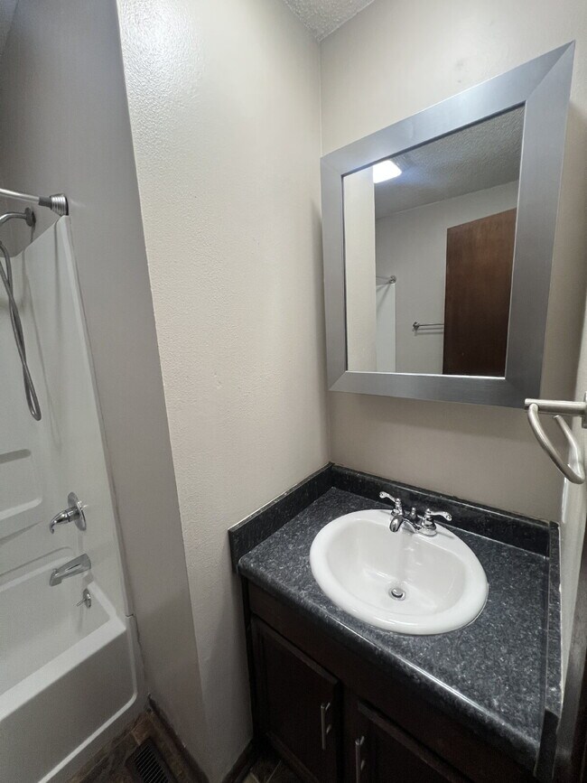 Building Photo - 2 Bedroom Duplex on South Side of Des Moin...