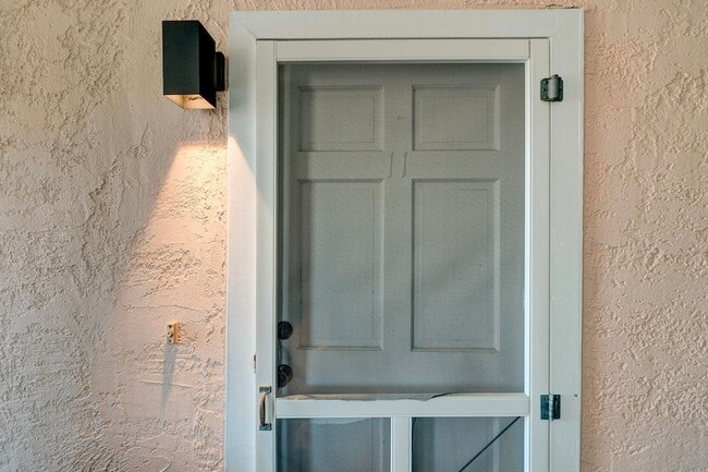 Building Photo - 2057 Middle St