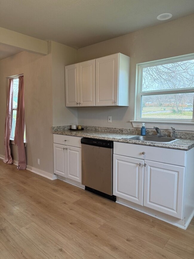 Building Photo - 3/1 Located in near downtown eating & shopping - Newly Remodeled - FENCED YARD