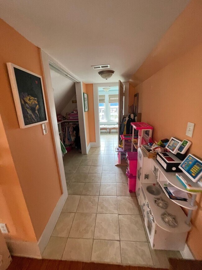 Building Photo - Charming Three Bedroom Home in the Heart of West Ashely