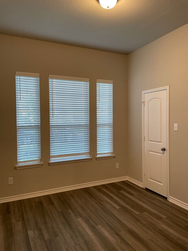 Building Photo - Available Now! 3 bed, 2 bath, Park Meadows...