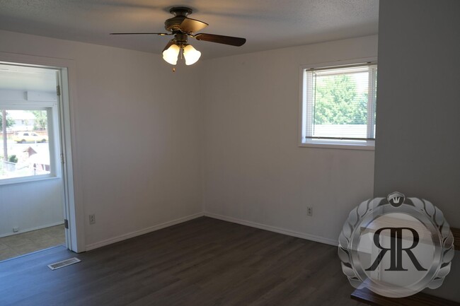Building Photo - West Valley Tri-Plex, Washer/Dryer & Utili...