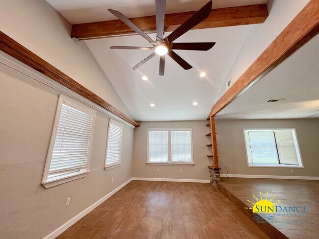 Building Photo - Beautiful 3 bedroom home that is centrally...