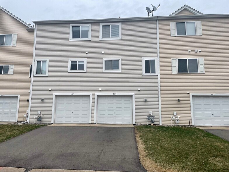 Building Photo - 9073 Scarlet Globe Dr