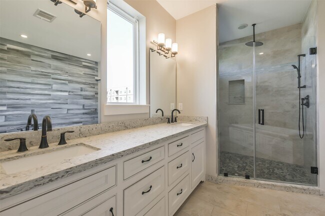 Building Photo - 2422 Hadley St