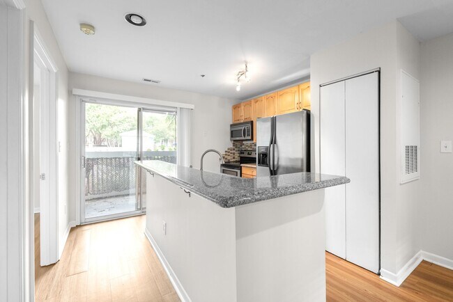 Building Photo - Cozy 1 Bedroom Condo Located In Dilworth &...