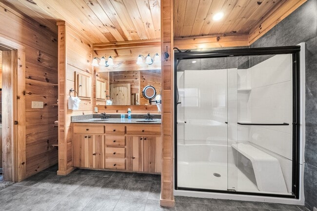 Building Photo - Sevierville 37876 - 3 bedroom, 3.5 Bath, 2486 sq. ft. Cabin and a 672 sq. ft. Studio above garage...