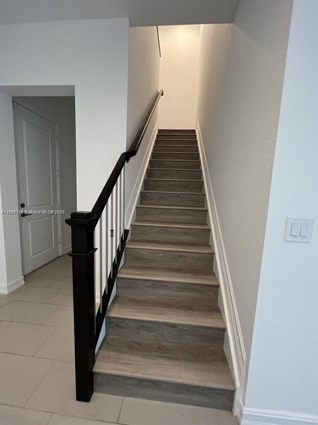 Building Photo - 11539 SW 13th Dr