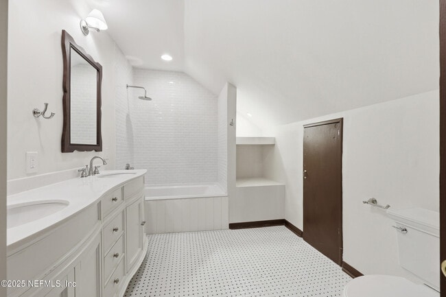 Building Photo - 2979 St Johns Ave