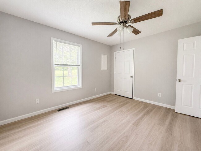 Building Photo - Newly Updated 2-Bedroom Apartment in Sparta with Lawn Care Included