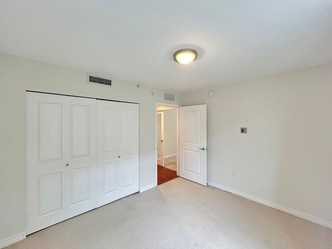 Building Photo - Beautiful 2BD/2BA W/ A/C, Reserved Parking, and Private Balcony in Bankers Hill!
