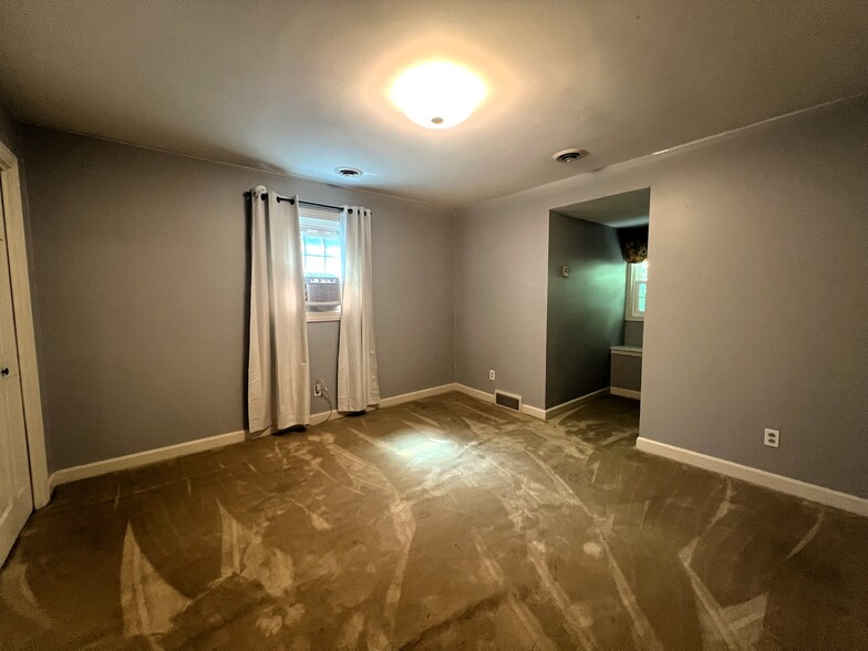 Building Photo - 1075 Woodland Ave