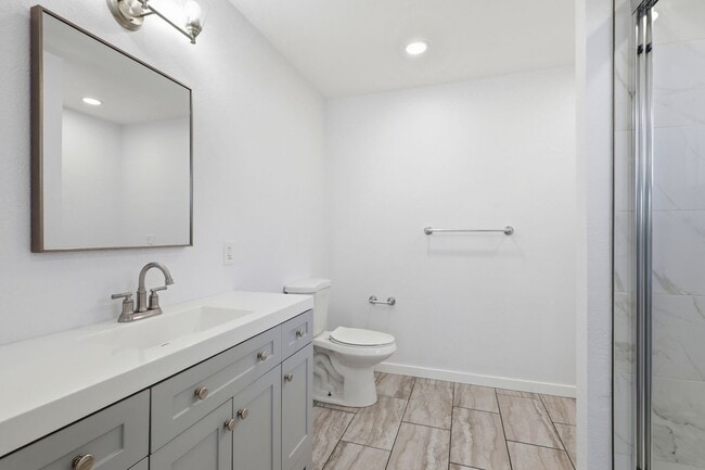 Building Photo - Centrally Located Property!