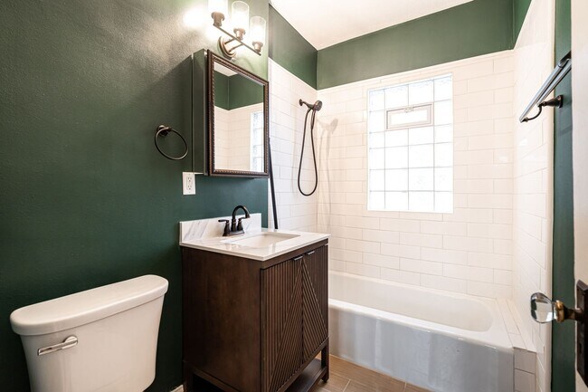 Building Photo - Charming 3-Bed Home in Bayview!  Pets Welcome!