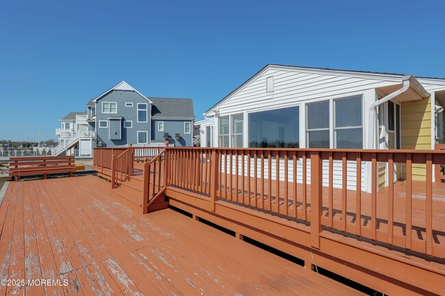 Building Photo - 44 Island Dr