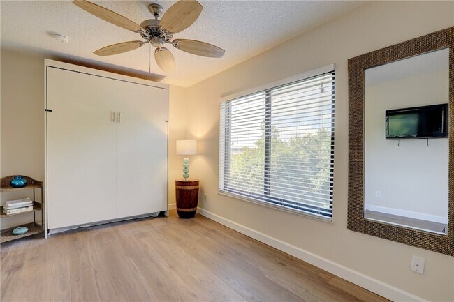 Building Photo - 9612 Riverside Dr