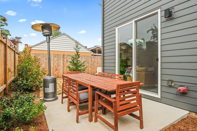Building Photo - 6417 N Greenley Ave #4