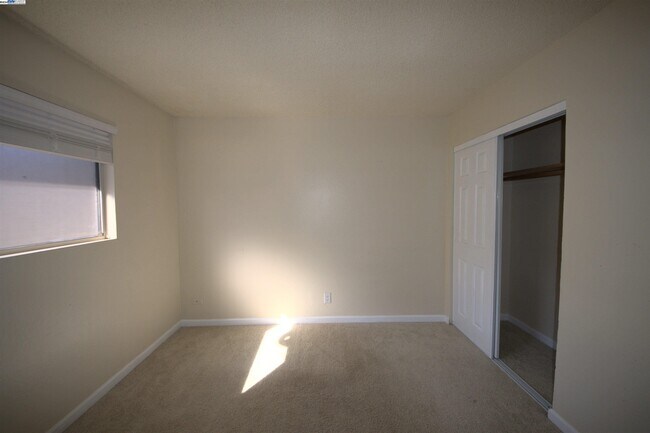 Building Photo - 1214 Sycamore Dr