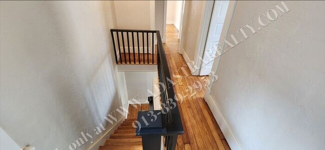 Building Photo - Large 2-story 4 Bed 1.5 Bath Home in Leave...
