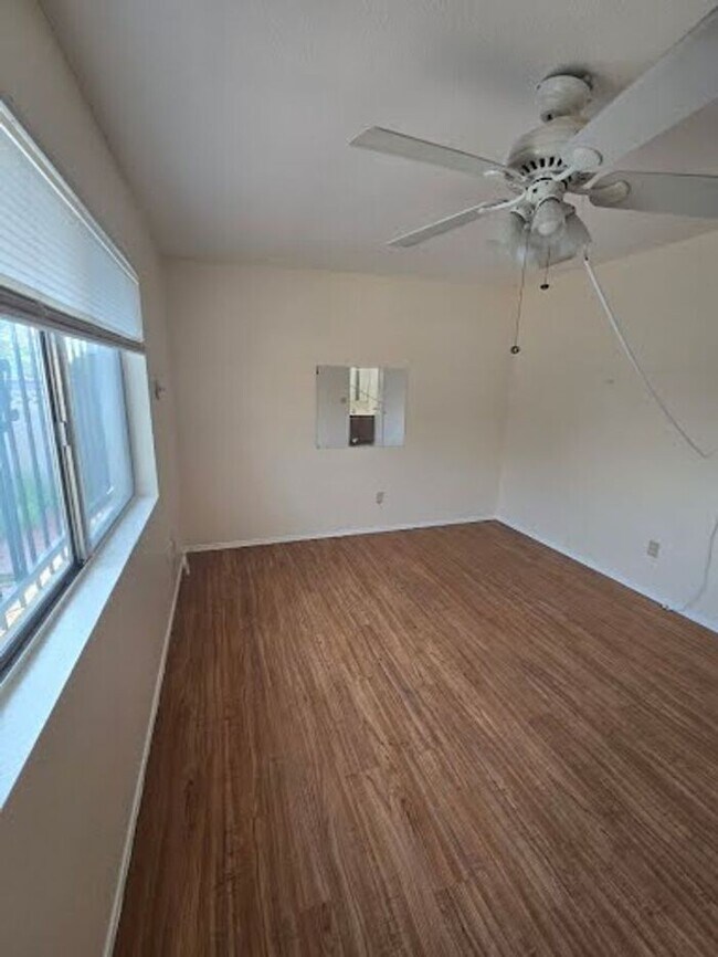 Building Photo - Spacious 4bd/2ba Featuring Central A/C and Large Private Yard