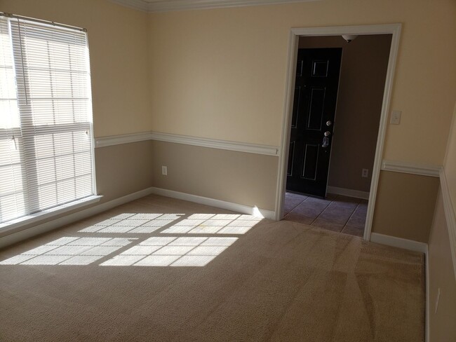 Building Photo - Nice 3 BD/ 2 BA Home
