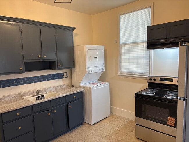 Building Photo - Very Cozy!