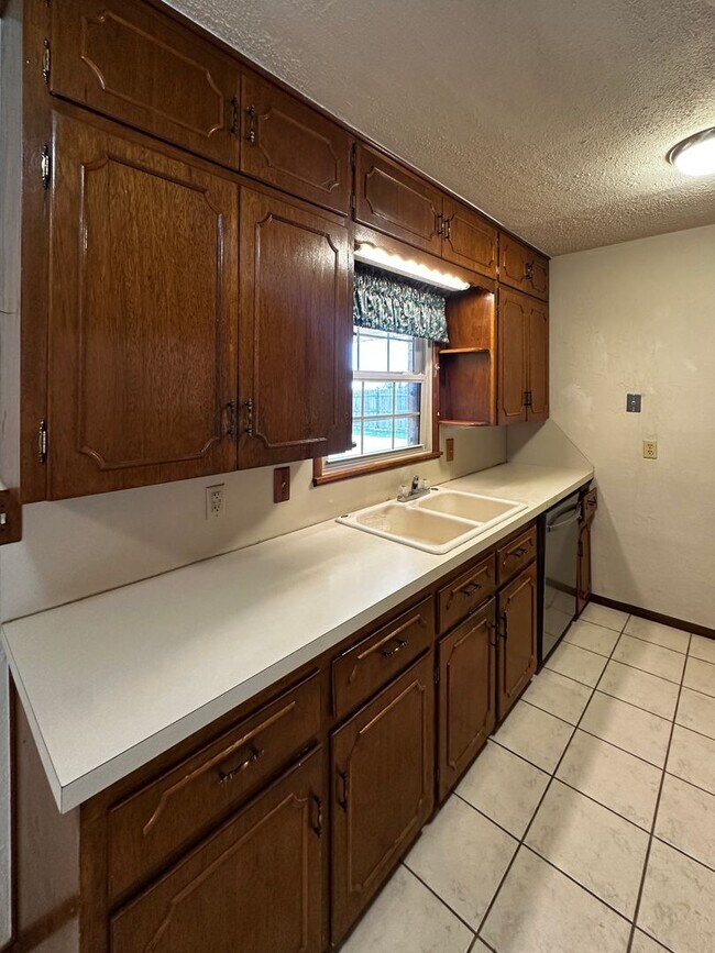 Building Photo - 3 Bedroom