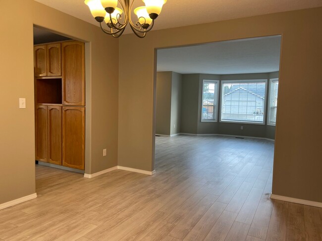 Building Photo - HALF MONTH FREE OF RENT Spacious 5 Bedroom Home! Granite Counters! Pet friendly! Tons of Room for...