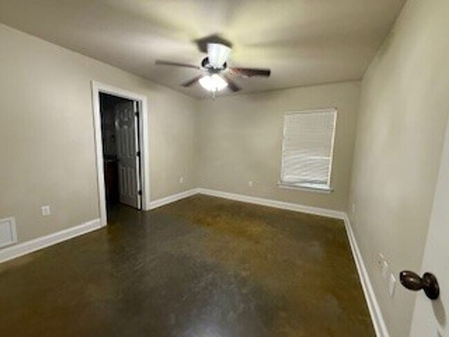 Building Photo - Country side home