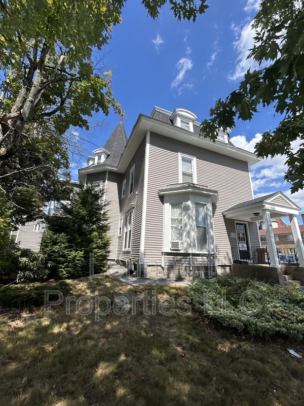 Building Photo - 146 Walnut St