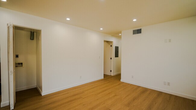 Building Photo - 130 W 59th Pl