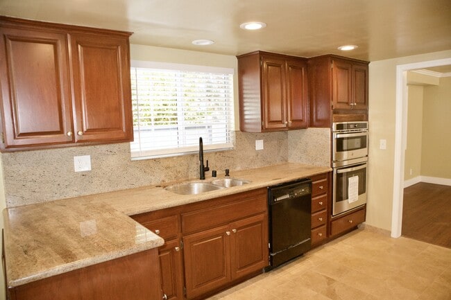 Building Photo - 2103 MacKay Ln