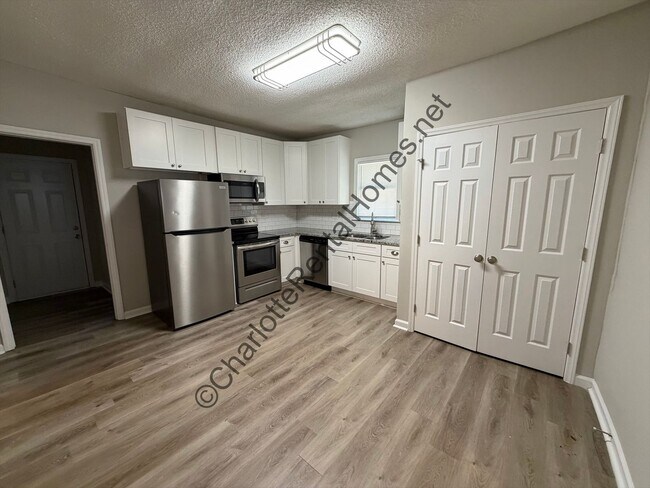 Building Photo - 509 N Pear St