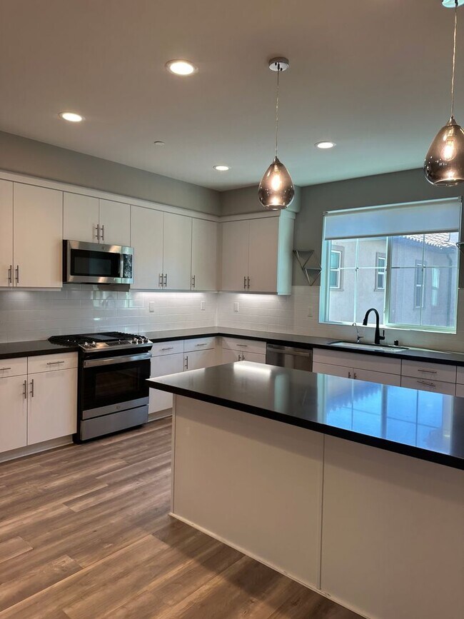 Building Photo - 2 Bed/2.5 Bath, South Temecula Townhome