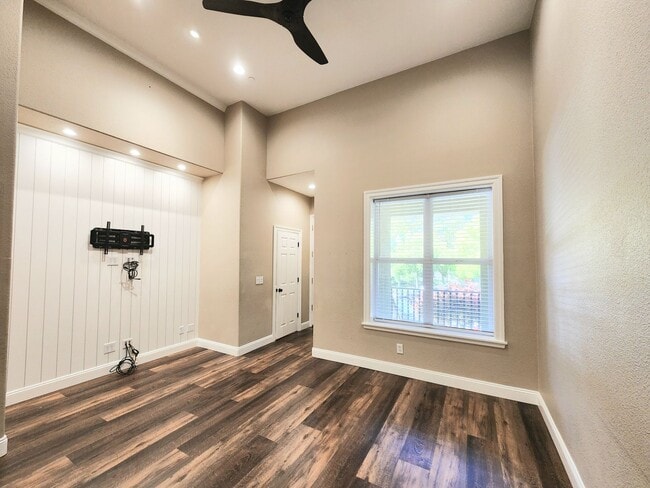 Building Photo - Spacious Townhouse in San Mateo