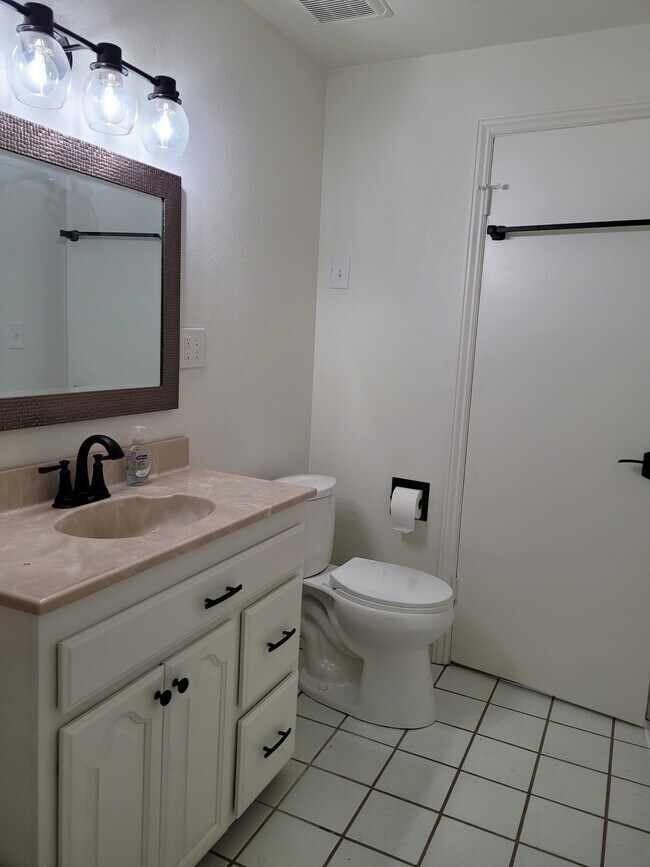 Hallway bath - 2180 Elm St