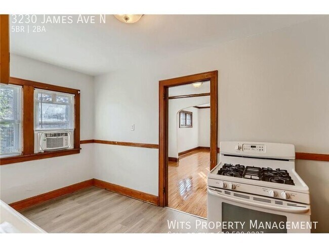 Building Photo - Great 5 BR / 1 BA side by side duplex unit