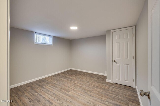 Building Photo - 336 W Ln St