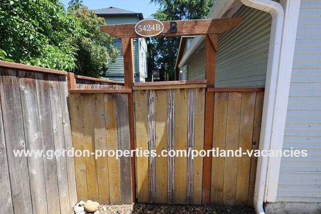 Building Photo - SE 88th Ave - 2 bedroom ADU close to the restaurants and shops along SE 92nd Ave and SE Foster Blvd